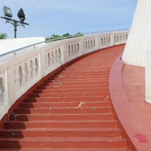 Step by step, ouh baby... (Ici, l'escalier menant au "Mont Doré" de Bangkok)