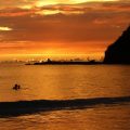 Coucher de soleil sur une plage du sud de Koh Lanta, la véritable île thaïlandaise.