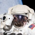 Astronaute en EVA pour effectuer des réparations sur l'ISS