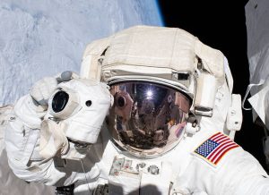 Astronaute en EVA pour effectuer des réparations sur l'ISS